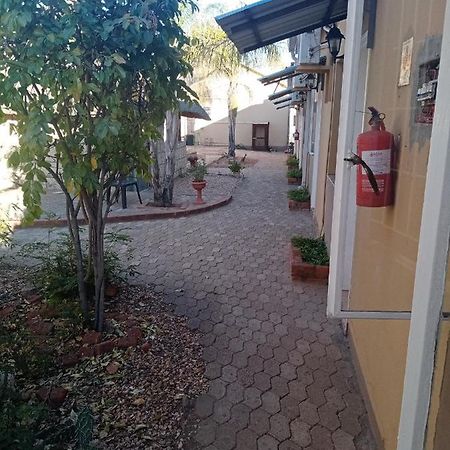 Mongilo Guesthouse Windhoek Exterior photo